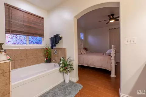 Entry Way - 901 Cabernet Dr, Wasco, CA 93280 photo 8 of 10