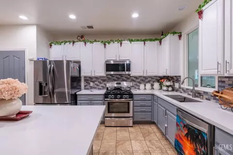 Kitchen - 901 Cabernet Dr, Wasco, CA 93280 photo 2 of 2