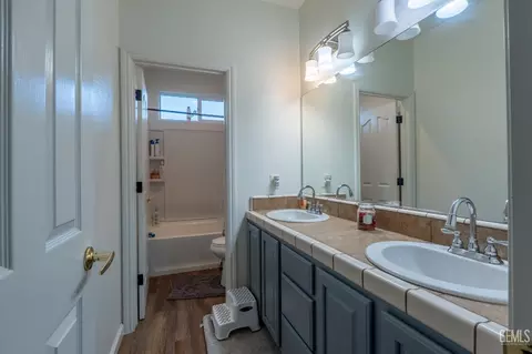 Bath - 901 Cabernet Dr, Wasco, CA 93280 photo 2 of 3