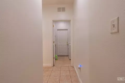 Entry Way - 901 Cabernet Dr, Wasco, CA 93280 photo 9 of 10
