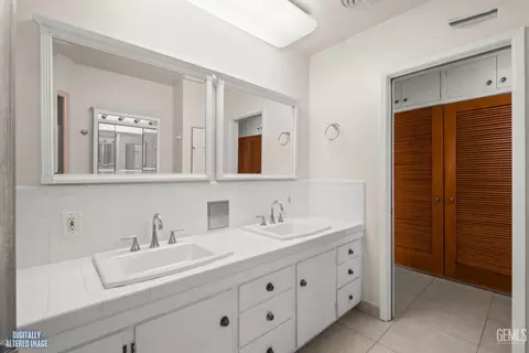 Bath - 15821 Central Ave, Wasco, CA 93280 photo 2 of 8