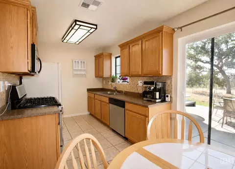 Kitchen - 21951 Berne, Tehachapi, CA 93561 photo 2 of 2