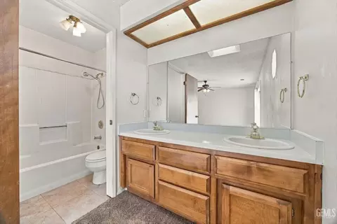 Bath - 22608 Mariposa Rd, Tehachapi, CA 93561 photo 1 of 1