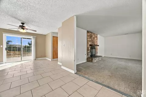 Living - 22608 Mariposa Rd, Tehachapi, CA 93561 photo 2 of 9