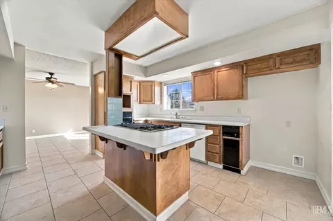 Kitchen - 22608 Mariposa Rd, Tehachapi, CA 93561 photo 3 of 5