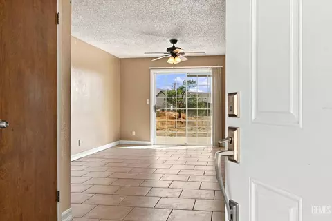 Entry Way - 22608 Mariposa Rd, Tehachapi, CA 93561 photo 1 of 2