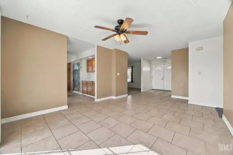Living - 22608 Mariposa Rd, Tehachapi, CA 93561 photo 9 of 9