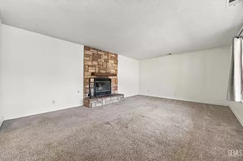 Living - 22608 Mariposa Rd, Tehachapi, CA 93561 photo 4 of 9