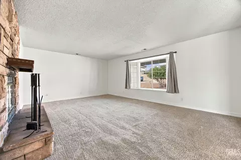 Living - 22608 Mariposa Rd, Tehachapi, CA 93561 photo 3 of 9
