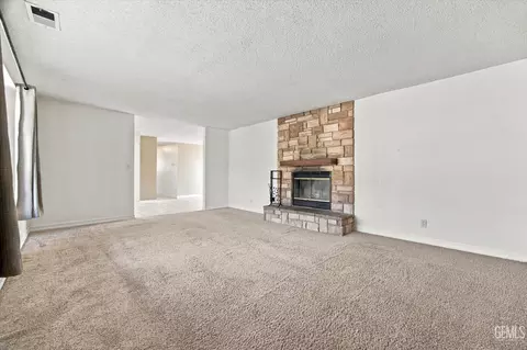 Living - 22608 Mariposa Rd, Tehachapi, CA 93561 photo 5 of 9