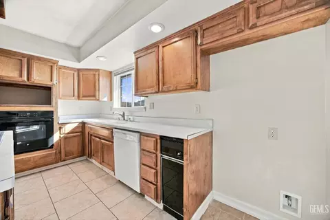 Kitchen - 22608 Mariposa Rd, Tehachapi, CA 93561 photo 5 of 5