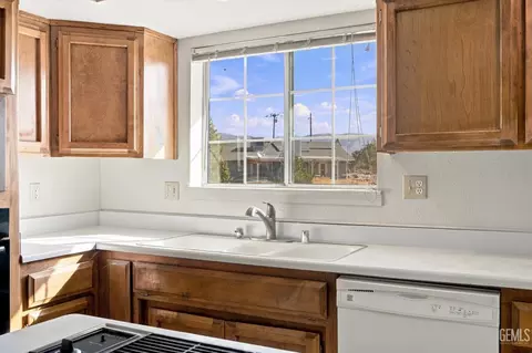 Kitchen - 22608 Mariposa Rd, Tehachapi, CA 93561 photo 4 of 5