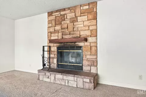 Living - 22608 Mariposa Rd, Tehachapi, CA 93561 photo 6 of 9