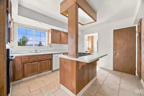 Kitchen - 22608 Mariposa Rd, Tehachapi, CA 93561 photo 2 of 5
