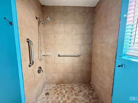 Bath - 1908 Summer Dr, Delano, CA 93215 photo 1 of 2