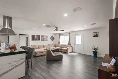 Living - 525 Washington Ave, Taft, CA 93268 photo 3 of 3