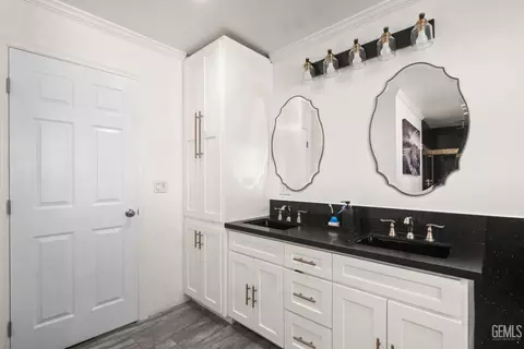 Bath - 525 Washington Ave, Taft, CA 93268 photo 5 of 6