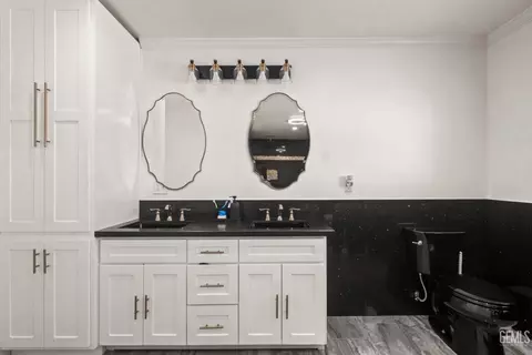 Bath - 525 Washington Ave, Taft, CA 93268 photo 4 of 6