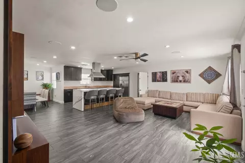 Living - 525 Washington Ave, Taft, CA 93268 photo 2 of 3