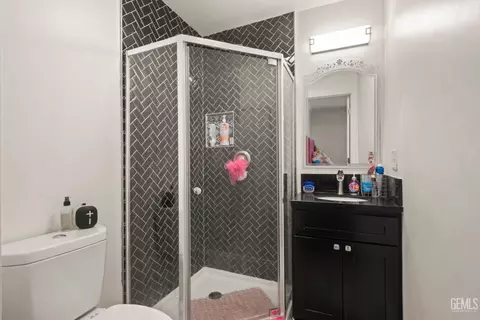 Bath - 525 Washington Ave, Taft, CA 93268 photo 3 of 6