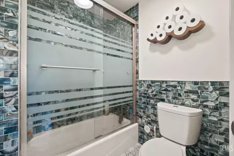 Bath - 525 Washington Ave, Taft, CA 93268 photo 1 of 6