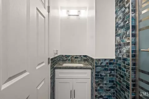 Bath - 525 Washington Ave, Taft, CA 93268 photo 2 of 6