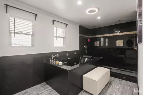 Bath - 525 Washington Ave, Taft, CA 93268 photo 6 of 6