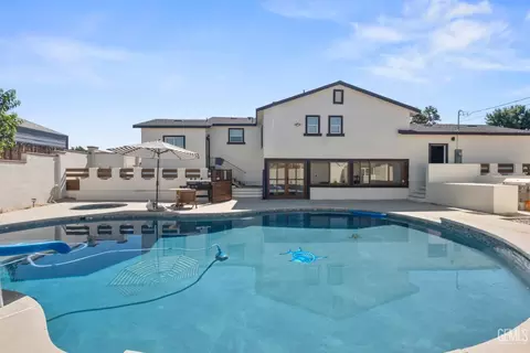 Exterior - 525 Washington Ave, Taft, CA 93268 photo 5 of 5