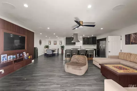 Living - 525 Washington Ave, Taft, CA 93268 photo 1 of 3