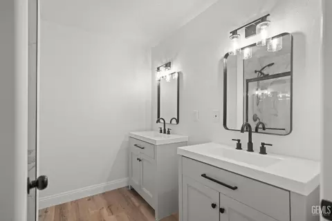Bath - 24501 Pueblo Ct, Tehachapi, CA 93561 photo 2 of 5