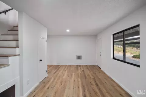 Living - 24501 Pueblo Ct, Tehachapi, CA 93561 photo 3 of 4