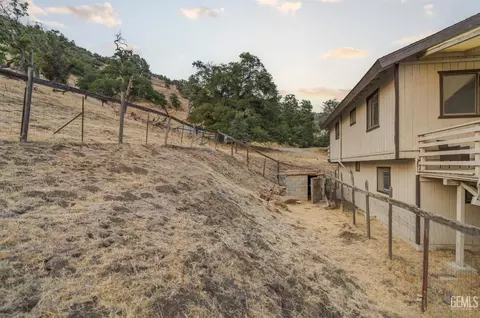 Exterior - 24501 Pueblo Ct, Tehachapi, CA 93561 photo 8 of 9