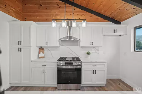 Kitchen - 24501 Pueblo Ct, Tehachapi, CA 93561 photo 5 of 7