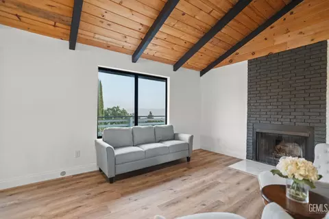 Living - 24501 Pueblo Ct, Tehachapi, CA 93561 photo 2 of 4