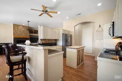 Kitchen - 11338 Tee Box Ln, Taft, CA 93268 photo 1 of 4