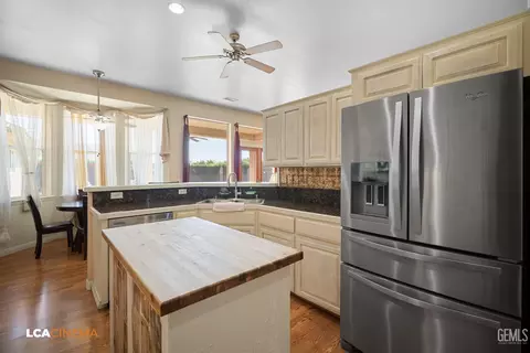 Kitchen - 11338 Tee Box Ln, Taft, CA 93268 photo 2 of 4