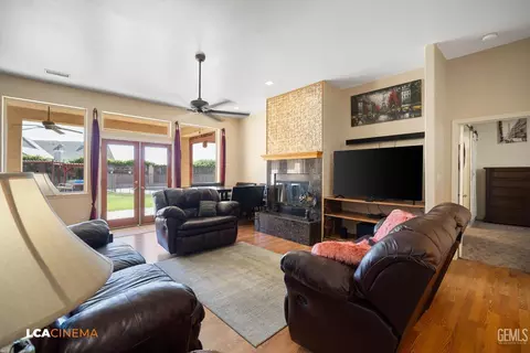 Living - 11338 Tee Box Ln, Taft, CA 93268 photo 2 of 2
