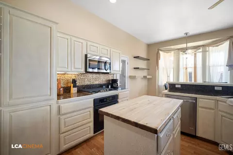 Kitchen - 11338 Tee Box Ln, Taft, CA 93268 photo 4 of 4