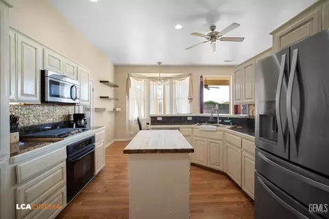 Kitchen - 11338 Tee Box Ln, Taft, CA 93268 photo 3 of 4