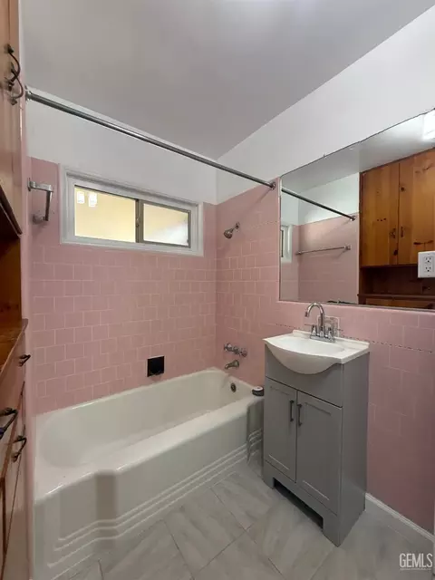 Bath - 211 E Woodrow St, Taft, CA 93268 photo 4 of 4