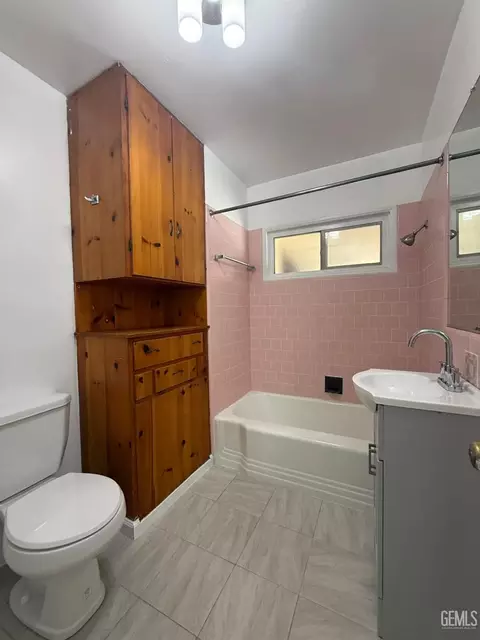 Bath - 211 E Woodrow St, Taft, CA 93268 photo 3 of 4