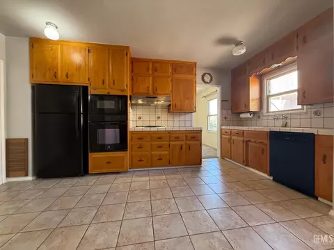 Kitchen - 211 E Woodrow St, Taft, CA 93268 photo 1 of 1