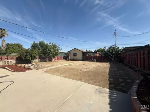 Exterior - 211 E Woodrow St, Taft, CA 93268 photo 3 of 4