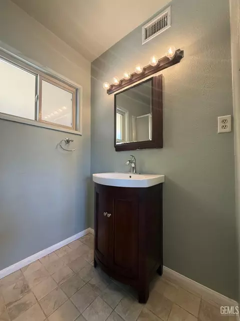 Bath - 211 E Woodrow St, Taft, CA 93268 photo 1 of 4