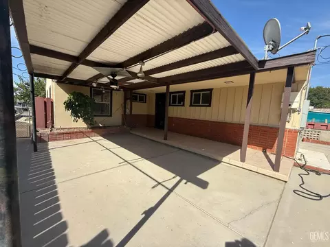 Exterior - 211 E Woodrow St, Taft, CA 93268 photo 2 of 4