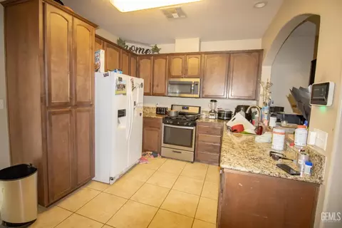 Kitchen - 319 Count Fleet Way, Bakersfield, CA 93307 photo 1 of 2