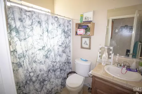 Bath - 319 Count Fleet Way, Bakersfield, CA 93307 photo 2 of 3