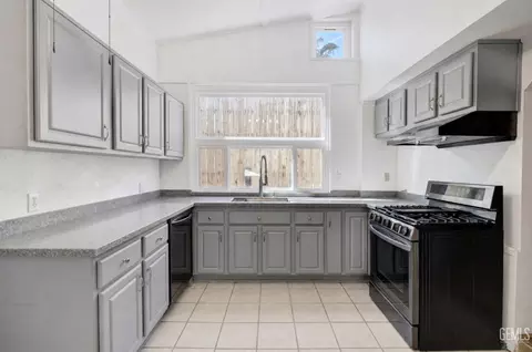 Kitchen - 504 Garfield Ave, Taft, CA 93268 photo 5 of 5
