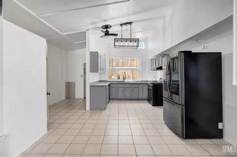 Kitchen - 504 Garfield Ave, Taft, CA 93268 photo 2 of 5