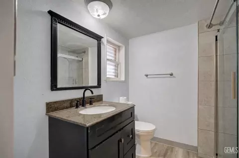Bath - 504 Garfield Ave, Taft, CA 93268 photo 1 of 3